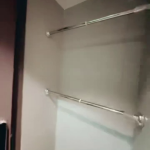 佐敦华丰大厦6FstudioH室--佐敦站就在楼下，步行+巴士5分钟即可到达理工，纯步行850米。超大储物空间带晾衣架