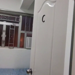 中西区皇后大道西带窗单间1B-C，港大步行750米，地铁站步行270米，巴士站1分即达，周边多个商超食肆