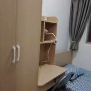 中西区皇后大道西带窗单间1B-C，港大步行750米，地铁站步行270米，巴士站1分即达，周边多个商超食肆