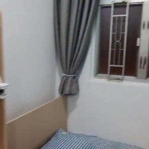 中西区皇后大道西带窗单间1B-C，港大步行750米，地铁站步行270米，巴士站1分即达，周边多个商超食肆