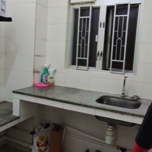 中西区皇后大道西带窗单间1B-C，港大步行750米，地铁站步行270米，巴士站1分即达，周边多个商超食肆