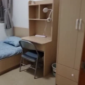 中西区皇后大道西带窗单间1B-B，港大步行750米，地铁站步行270米，巴士站1分即达，周边多个商超食肆