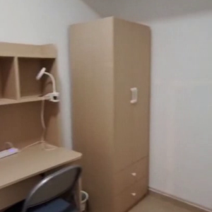 中西区皇后大道西带窗单间1B-B，港大步行750米，地铁站步行270米，巴士站1分即达，周边多个商超食肆