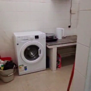 中西区皇后大道西带窗单间1B-B，港大步行750米，地铁站步行270米，巴士站1分即达，周边多个商超食肆