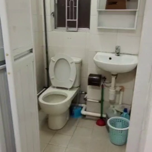 中西区皇后大道西带窗单间1B-B，港大步行750米，地铁站步行270米，巴士站1分即达，周边多个商超食肆