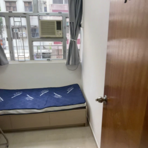 中西区皇后大道西带窗单间1C-A，港大步行750米，地铁站步行270米，巴士站1分即达，周边多个商超食肆