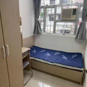 中西区皇后大道西带窗单间1C-A，港大步行750米，地铁站步行270米，巴士站1分即达，周边多个商超食肆