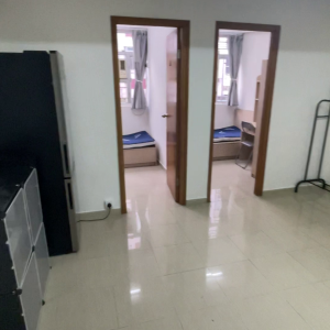 中西区皇后大道西带窗单间1C-A，港大步行750米，地铁站步行270米，巴士站1分即达，周边多个商超食肆