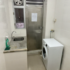 中西区皇后大道西带窗单间1C-A，港大步行750米，地铁站步行270米，巴士站1分即达，周边多个商超食肆