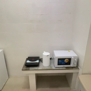 中西区皇后大道西带窗单间1C-A，港大步行750米，地铁站步行270米，巴士站1分即达，周边多个商超食肆