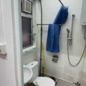 中西区皇后大道西带窗单间1C-A，港大步行750米，地铁站步行270米，巴士站1分即达，周边多个商超食肆