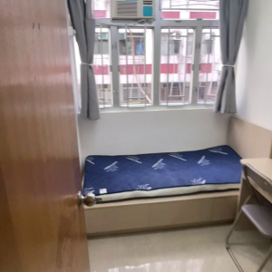中西区皇后大道西带窗单间1C-B，港大步行750米，地铁站步行270米，巴士站1分即达，周边多个商超食肆
