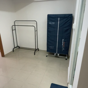 中西区皇后大道西带窗单间1C-B，港大步行750米，地铁站步行270米，巴士站1分即达，周边多个商超食肆