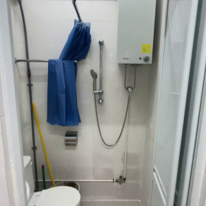 中西区皇后大道西带窗单间1C-B，港大步行750米，地铁站步行270米，巴士站1分即达，周边多个商超食肆