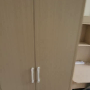 中西区皇后大道西带窗单间2A-A，港大步行750米，地铁站步行270米，巴士站1分即达，周边多个商超食肆