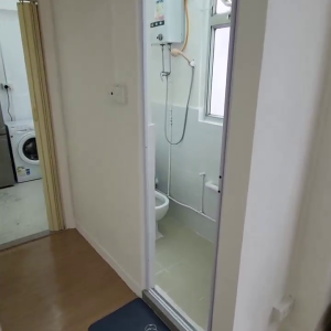 中西区皇后大道西带窗单间2A-A，港大步行750米，地铁站步行270米，巴士站1分即达，周边多个商超食肆