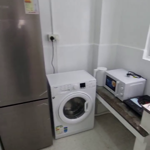 中西区皇后大道西带窗单间2A-A，港大步行750米，地铁站步行270米，巴士站1分即达，周边多个商超食肆