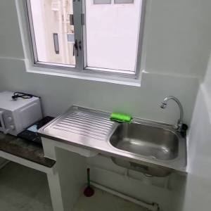 中西区皇后大道西带窗单间2A-A，港大步行750米，地铁站步行270米，巴士站1分即达，周边多个商超食肆