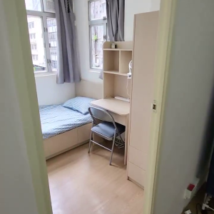 中西区皇后大道西带窗单间2A-B，港大步行750米，地铁站步行270米，巴士站1分即达，周边多个商超食肆