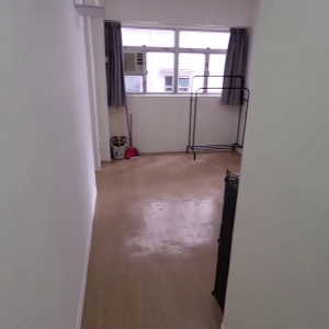 中西区皇后大道西带窗单间2A-B，港大步行750米，地铁站步行270米，巴士站1分即达，周边多个商超食肆