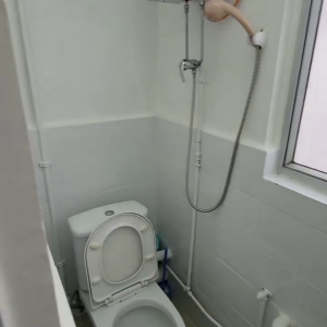 中西区皇后大道西带窗单间2A-B，港大步行750米，地铁站步行270米，巴士站1分即达，周边多个商超食肆