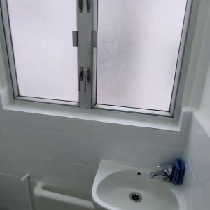 中西区皇后大道西带窗单间2A-B，港大步行750米，地铁站步行270米，巴士站1分即达，周边多个商超食肆