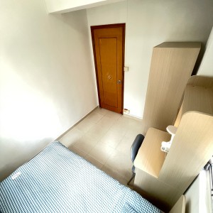 中西区皇后大道西带窗单间2B-A，港大步行750米，地铁站步行270米，巴士站1分即达，周边多个商超食肆