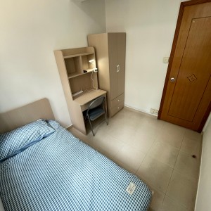 中西区皇后大道西带窗单间2B-B，港大步行750米，地铁站步行270米，巴士站1分即达，周边多个商超食肆