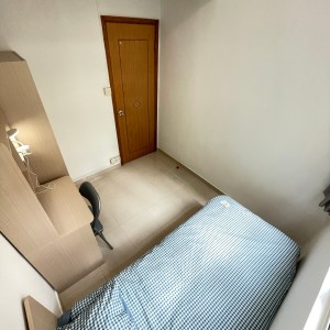 中西区皇后大道西带窗单间2B-B，港大步行750米，地铁站步行270米，巴士站1分即达，周边多个商超食肆
