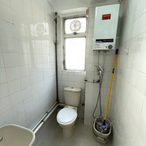 中西区皇后大道西带窗单间2B-B，港大步行750米，地铁站步行270米，巴士站1分即达，周边多个商超食肆