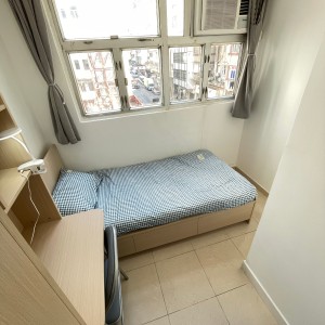 中西区皇后大道西带窗单间2B-C，港大步行750米，地铁站步行270米，巴士站1分即达，周边多个商超食肆