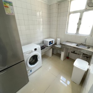 中西区皇后大道西带窗单间2B-C，港大步行750米，地铁站步行270米，巴士站1分即达，周边多个商超食肆