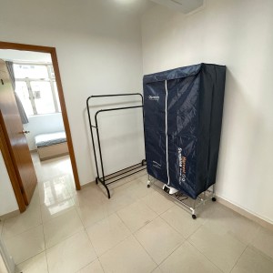 中西区皇后大道西带窗单间2B-C，港大步行750米，地铁站步行270米，巴士站1分即达，周边多个商超食肆