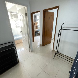 中西区皇后大道西带窗单间2B-C，港大步行750米，地铁站步行270米，巴士站1分即达，周边多个商超食肆