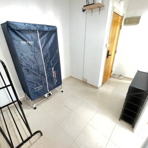 中西区皇后大道西带窗单间2B-C，港大步行750米，地铁站步行270米，巴士站1分即达，周边多个商超食肆