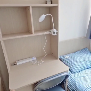 中西区皇后大道西带窗单间2C-A，港大步行750米，地铁站步行270米，巴士站1分即达，周边生活配套齐全吃饭出行都方便