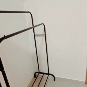 中西区皇后大道西带窗单间2C-A，港大步行750米，地铁站步行270米，巴士站1分即达，周边生活配套齐全吃饭出行都方便