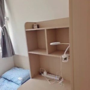 中西区皇后大道西带窗单间2C-B，港大步行750米，地铁站步行270米，巴士站1分即达，周边生活配套齐全吃饭出行都方便