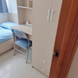 中西区皇后大道西带窗单间2C-B，港大步行750米，地铁站步行270米，巴士站1分即达，周边生活配套齐全吃饭出行都方便