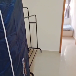 中西区皇后大道西带窗单间2C-B，港大步行750米，地铁站步行270米，巴士站1分即达，周边生活配套齐全吃饭出行都方便