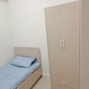 中西区皇后大道西带窗单间2C-C，港大步行750米，地铁站步行270米，巴士站1分即达，周边生活配套齐全吃饭出行都方便