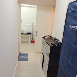 中西区皇后大道西带窗单间2C-C，港大步行750米，地铁站步行270米，巴士站1分即达，周边生活配套齐全吃饭出行都方便