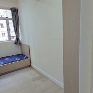 中西区皇后大道西带窗单间3A-A，港大步行750米，地铁站步行270米，巴士站1分即达，周边生活配套齐全吃饭出行都方便