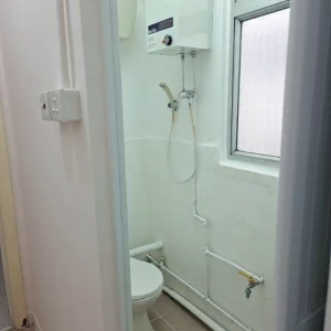 中西区皇后大道西带窗单间3A-A，港大步行750米，地铁站步行270米，巴士站1分即达，周边生活配套齐全吃饭出行都方便