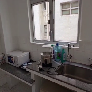 中西区皇后大道西带窗单间3A-A，港大步行750米，地铁站步行270米，巴士站1分即达，周边生活配套齐全吃饭出行都方便