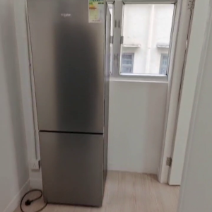 中西区皇后大道西带窗单间3A-B，港大步行750米，地铁站步行270米，巴士站1分即达，周边生活配套齐全吃饭出行都方便