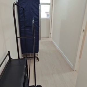 中西区皇后大道西带窗单间3A-B，港大步行750米，地铁站步行270米，巴士站1分即达，周边生活配套齐全吃饭出行都方便