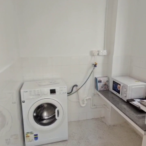 中西区皇后大道西带窗单间3A-B，港大步行750米，地铁站步行270米，巴士站1分即达，周边生活配套齐全吃饭出行都方便