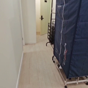 中西区皇后大道西带窗单间3A-B，港大步行750米，地铁站步行270米，巴士站1分即达，周边生活配套齐全吃饭出行都方便