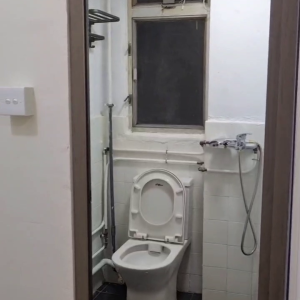 中西区皇后大道西带窗单间3B-A，港大步行500米，地铁站步行270米，巴士站1分即达，周边生活配套齐全吃饭出行都方便